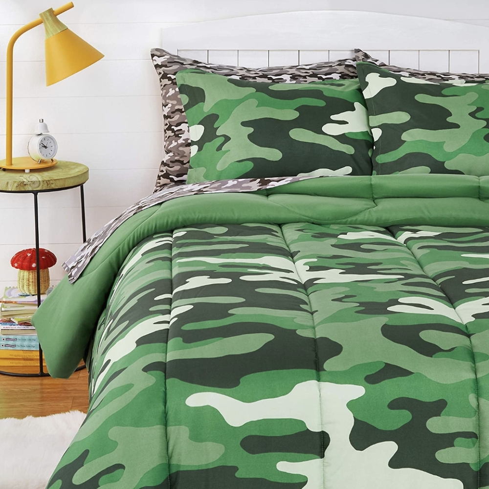 7 pc bed in a bag full/queen Camo comforter set. New